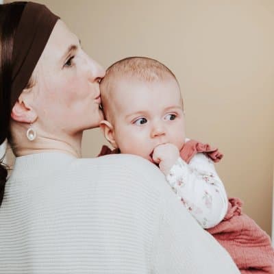 Sarah Mann mit einem Baby auf dem Arm